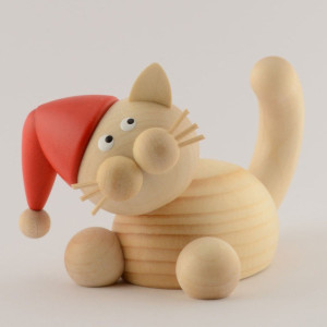 Weihnachtskater Moritz auf der Lauer