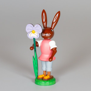 Hase mit Stiefmütterchen