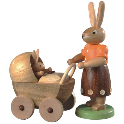Hasenmutter mit Kinderwagen lasiert