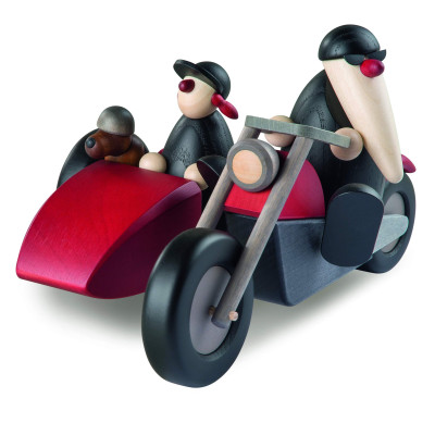 Familienausflug Motorradfahrer mit Beiwagen, sommerlich