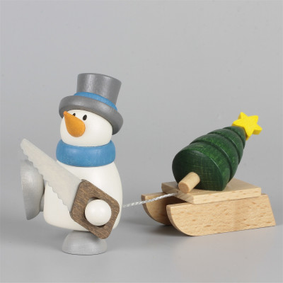 Schneemann Otto mit Schlitten und Bäumchen