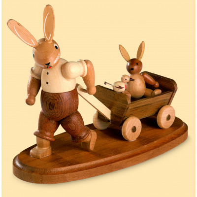 Hasenvater mit Kind auf Bollerwagen
