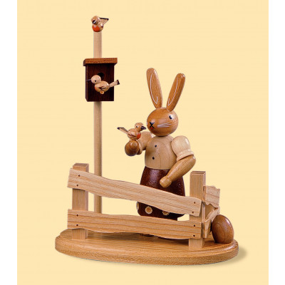 Hasenfrau am Gartenzaun