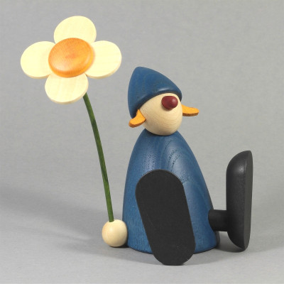 Gratulantin Lotta mit Blume sitzend, blau