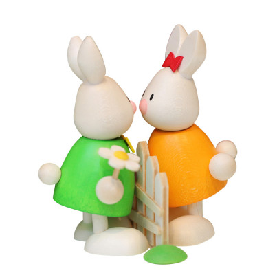 Osterhasen Kaninchen Max und Emma küssend am Gartenzaun