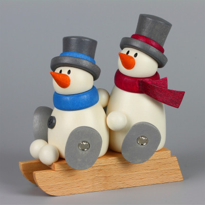 Schneemann Fritz und Otto auf Schlitten