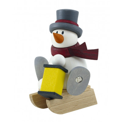 Schneemann Otto mit Schlitten und Laterne