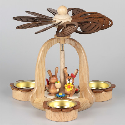 Osterpyramide mit drei Osterhasen mit Möhre, Buch, Blume natur