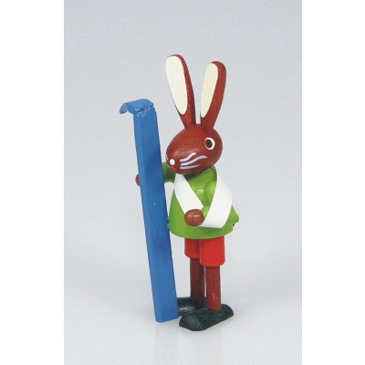 Skihase Verletzter mit gebrochenem Skier