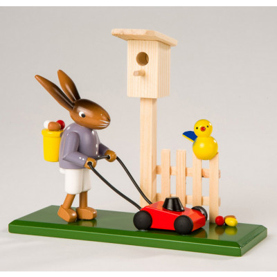 Osterhase mit Rasenmäher