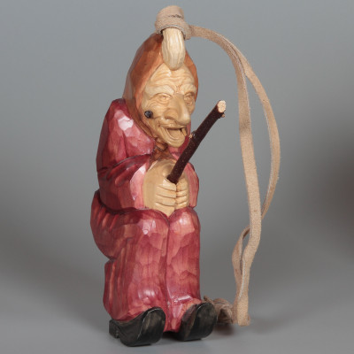 Geschnitzte Hexe zum Aufhängen, purpur, 24 cm