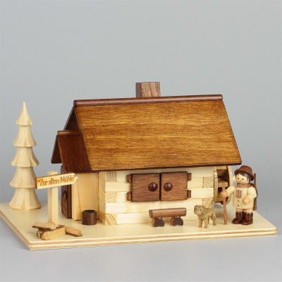 Räucherhaus Zur alten Mühle mit Figur