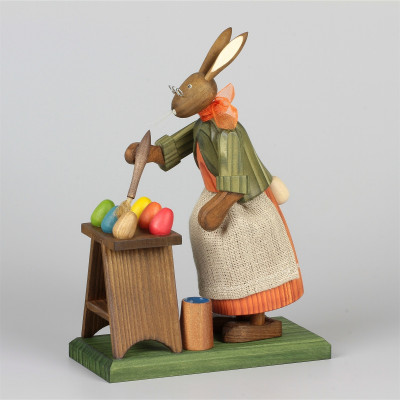 Osterhasengroßmutter mit kleinen Eiern beim Bemalen