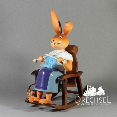 Osterhäsin im Schaukelstuhl, 22 cm