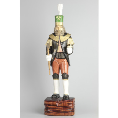 Geschnitzter Bergmann mit Messing-Kerzenhalter, farbig, Haar farbig, Hut grün, Sockel dunkel, 47 cm