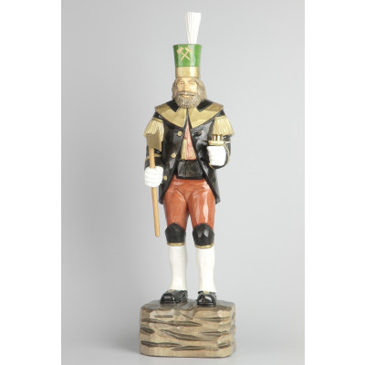 Geschnitzter Bergmann mit Messing-Kerzenhalter, farbig, Haar farbig, Hut grün, 47 cm