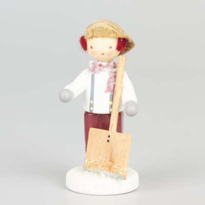 Junge mit Schneeschippe