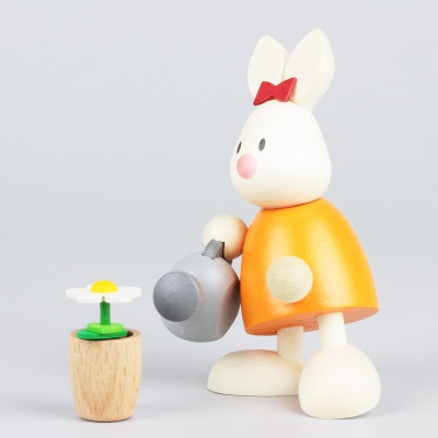 Osterhase Kaninchen Emma mit Gießkanne