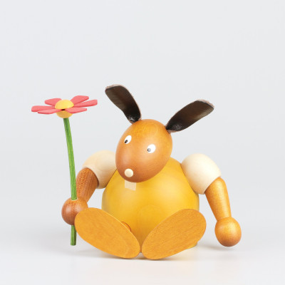 Hase mit Blume sitzend, gelb, 11 cm
