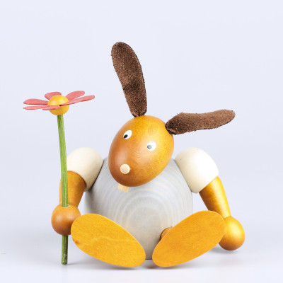 Hase mit Blume sitzend, grau, 11 cm