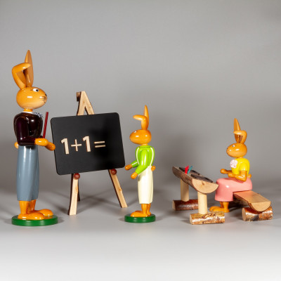 Osterhasenschule Lehrer an der Tafel und Schulbank mit zwei Schülern - 39 cm