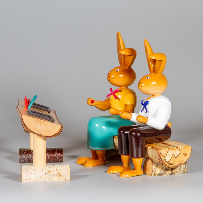 Osterhasenschule Schulbank mit zwei Schülern - 22 cm