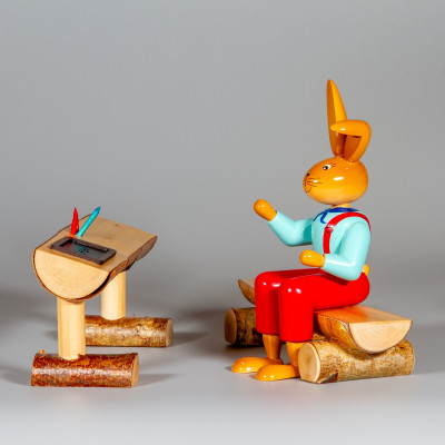 Osterhasenschule Schulbank mit einem Schüler - 22 cm