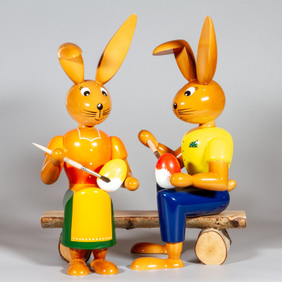 Hasenmalerpaar auf Bank, 42 cm