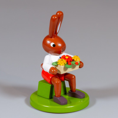 Osterhase mit Blumenkasten