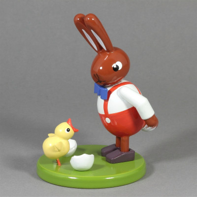 Osterhase mit kleinem Küken