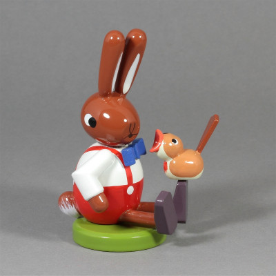 Osterhase sitzend mit Vogel