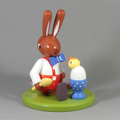 Osterhase sitzend mit Ei und Küken, groß