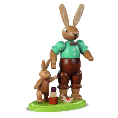 Hasenvater mit spielendem Kind lasiert