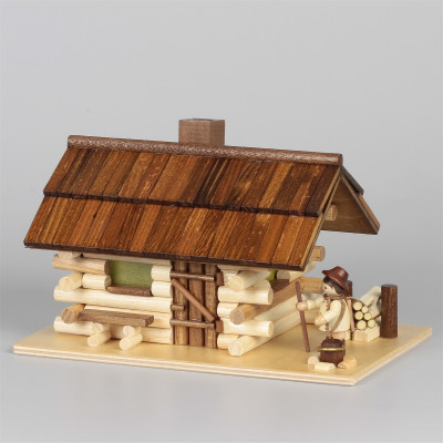 Räucherhaus Blockhaus Waldhütte mit Waldarbeiter