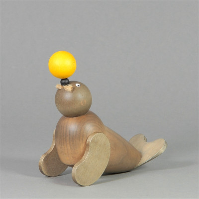 Robbe Robbi mit gelben Ball