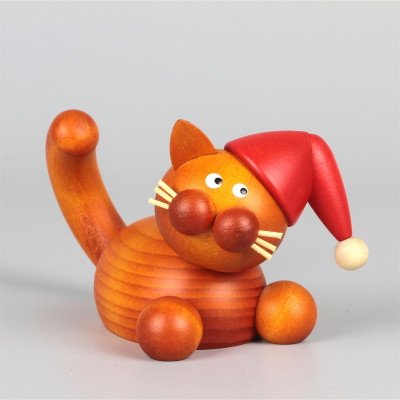 Weihnachtskater Charlie auf der Lauer
