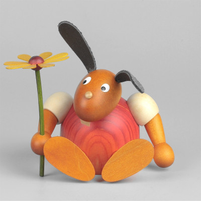 Hase mit Blume sitzend, rot, 11 cm