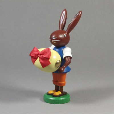 Hase mit Ei