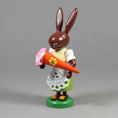 Häsin mit Zuckertüte