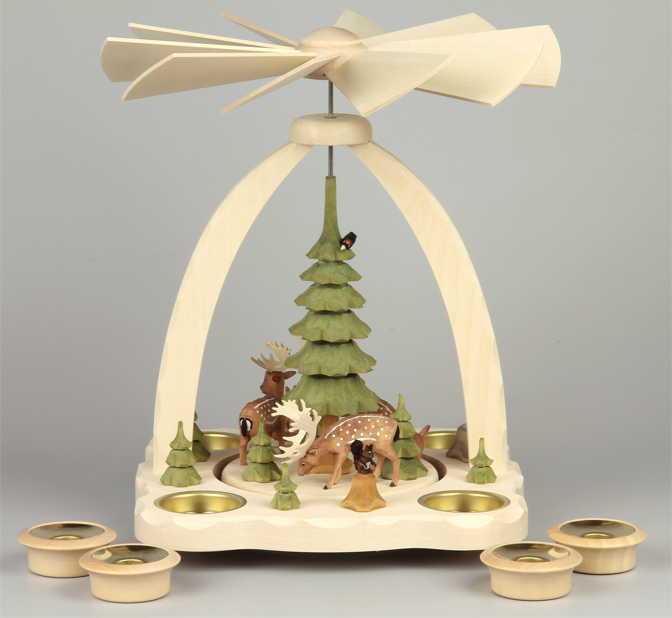 Geschnitzte Teelichtpyramide Dammwild mit grünen Bäumen - 27 cm