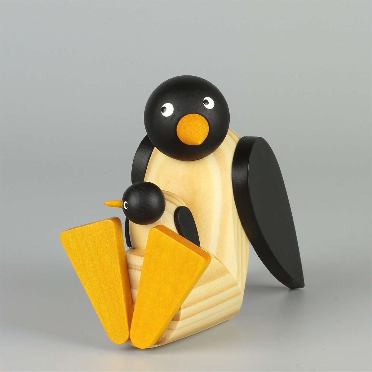 Pinguin mit Baby sitzend